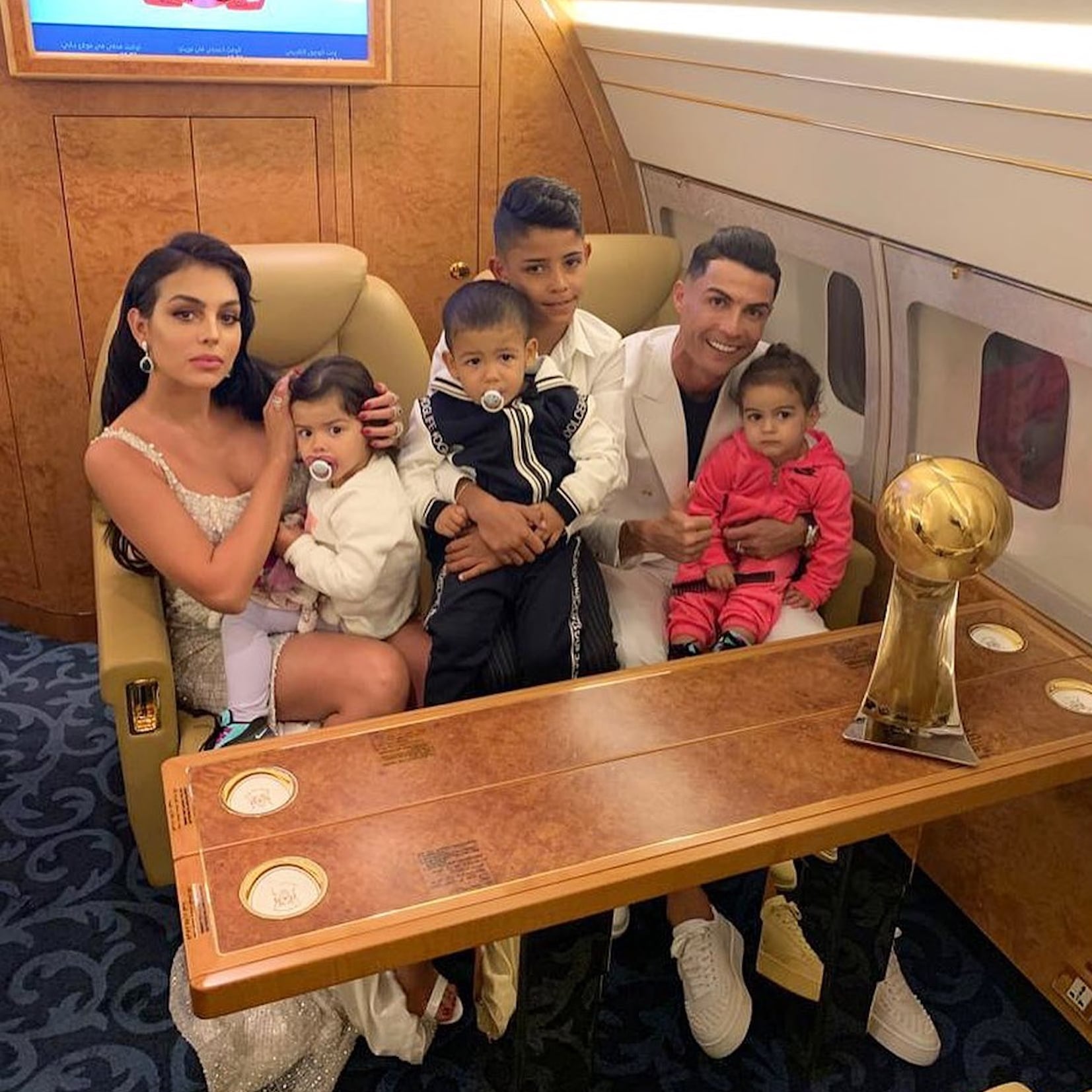 Ronaldo និងគូដណ្ដឹងព្រមទាំងកូនៗ