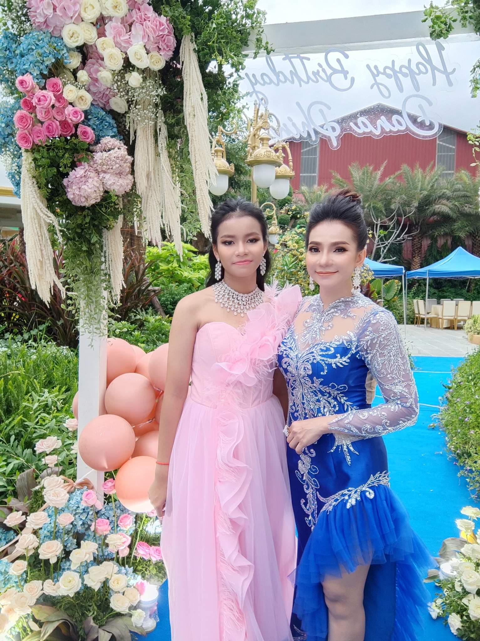 អ្នកស្រី ទ្រីដាណា និងកូនស្រី