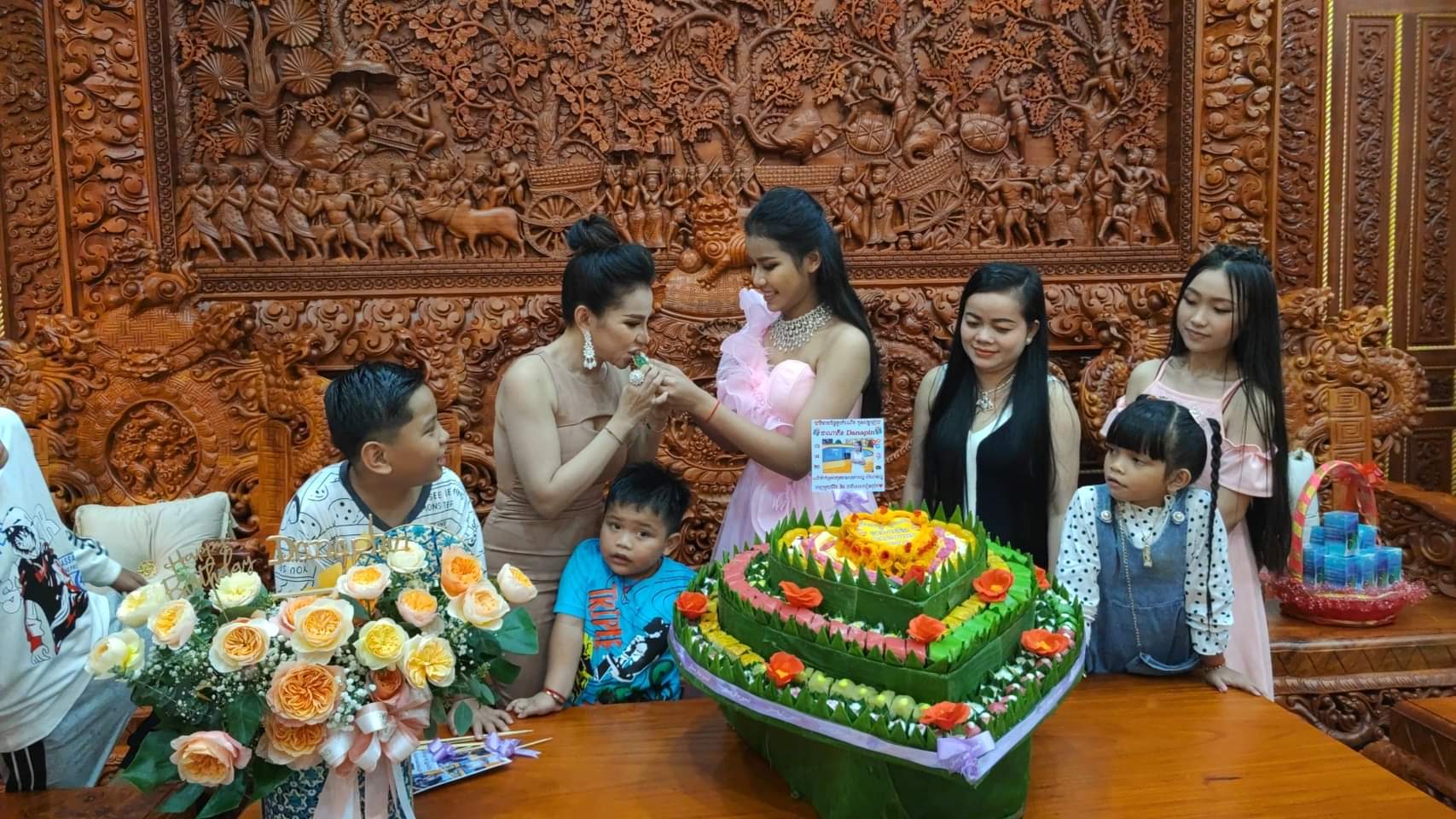 អ្នកស្រី ទ្រីដាណា និងក្រុមគ្រួសារ