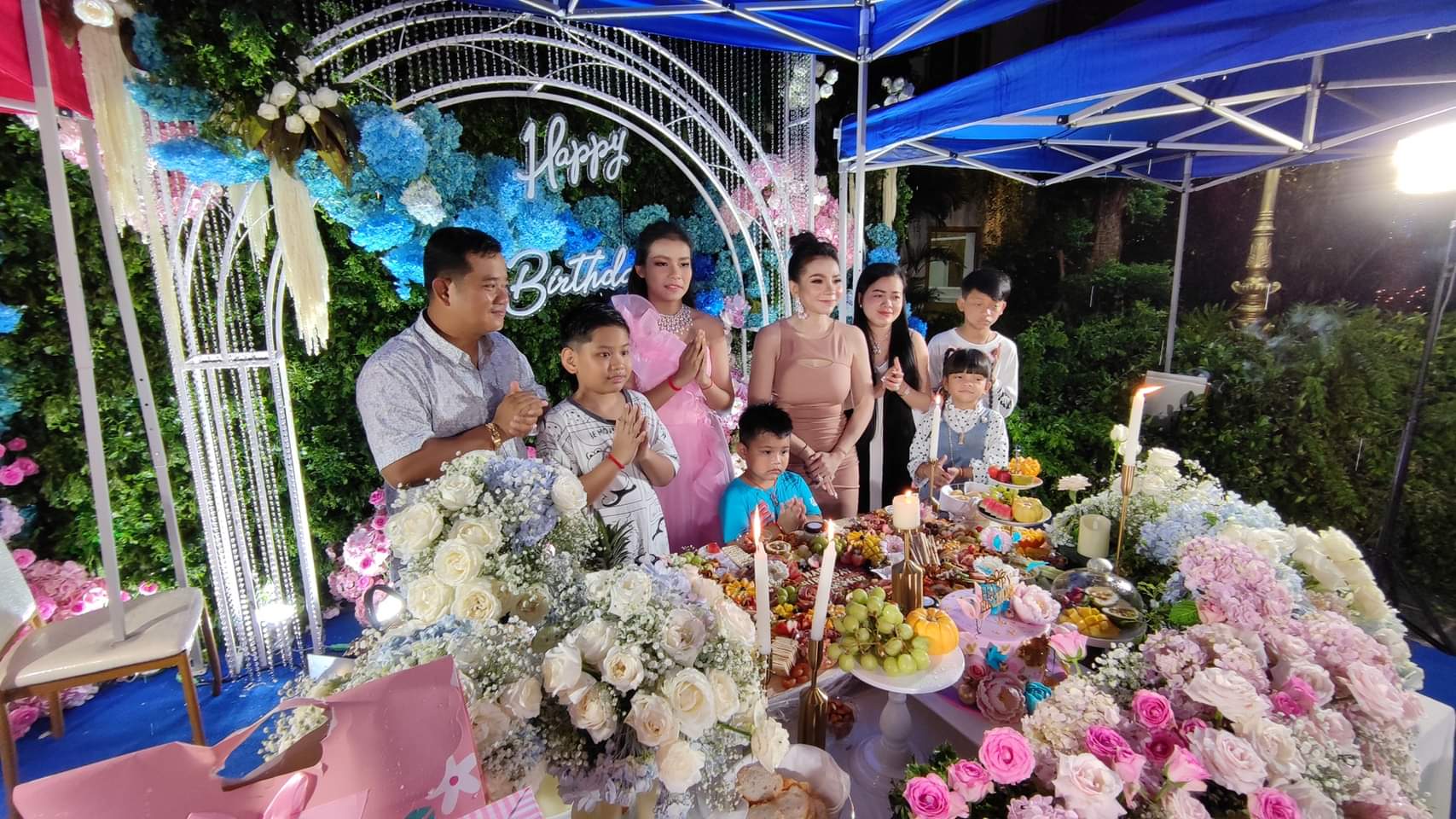 អ្នកស្រី ទ្រីដាណា និងក្រុមគ្រួសារ