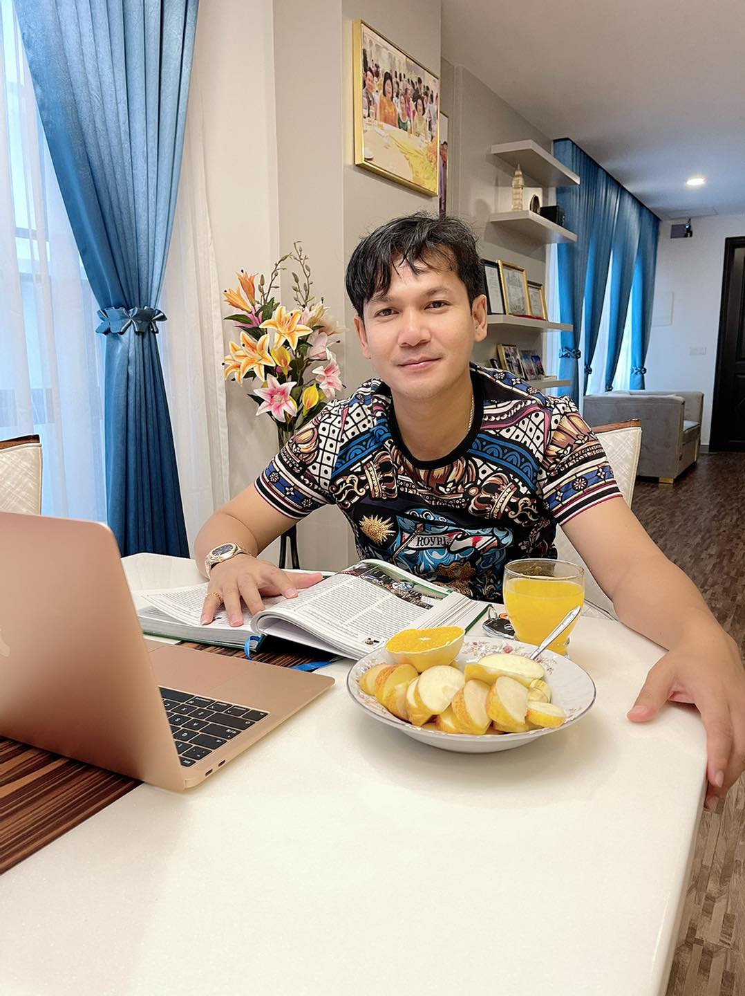 លោក ខាន់ ជេមស៍