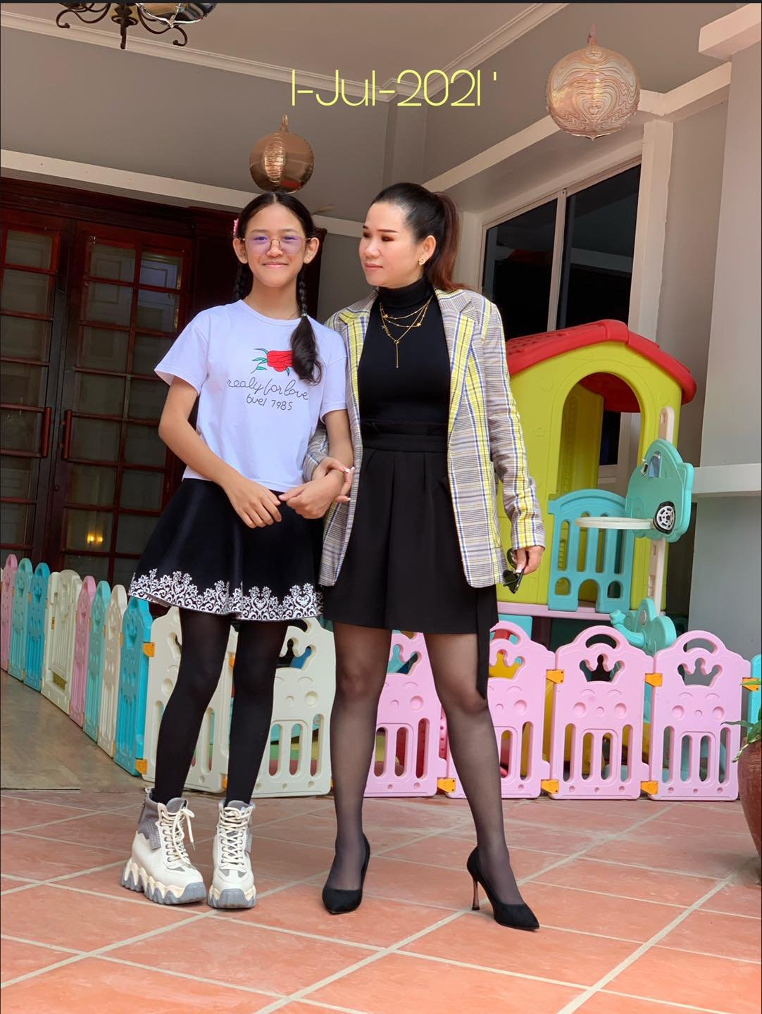 តារាចម្រៀង ម៉េង កែវពេជ្ជតា និងកូនស្រី