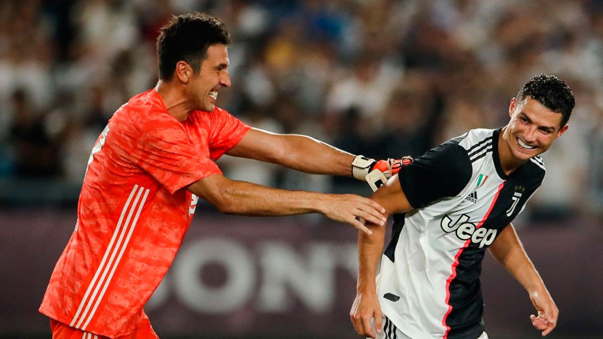 Buffon និង Ronaldo  