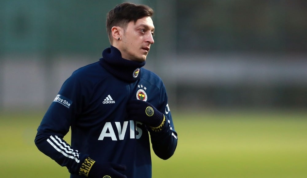 ខ្សែបម្រើ Mesut Ozil