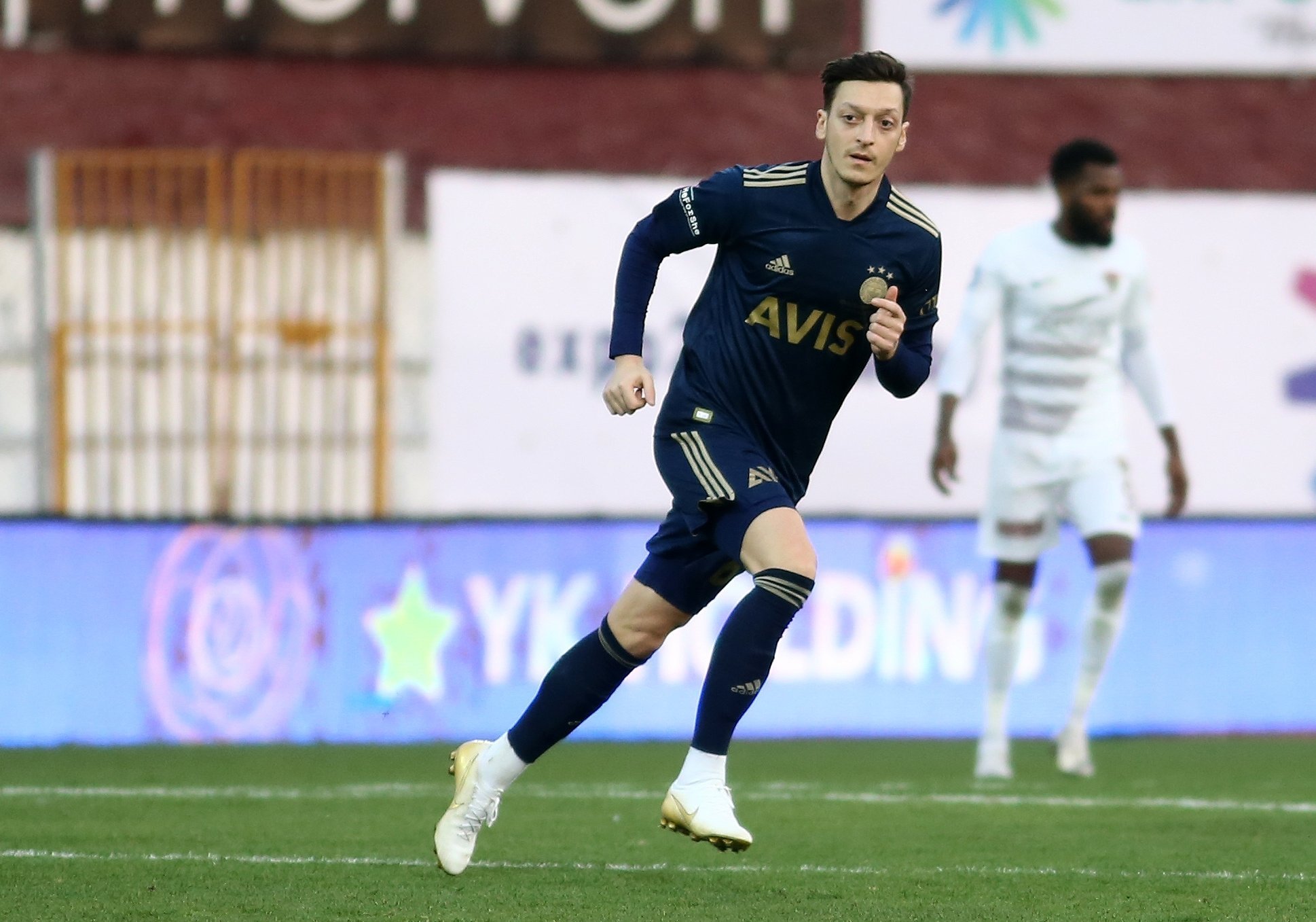 ខ្សែបម្រើ Mesut Ozil