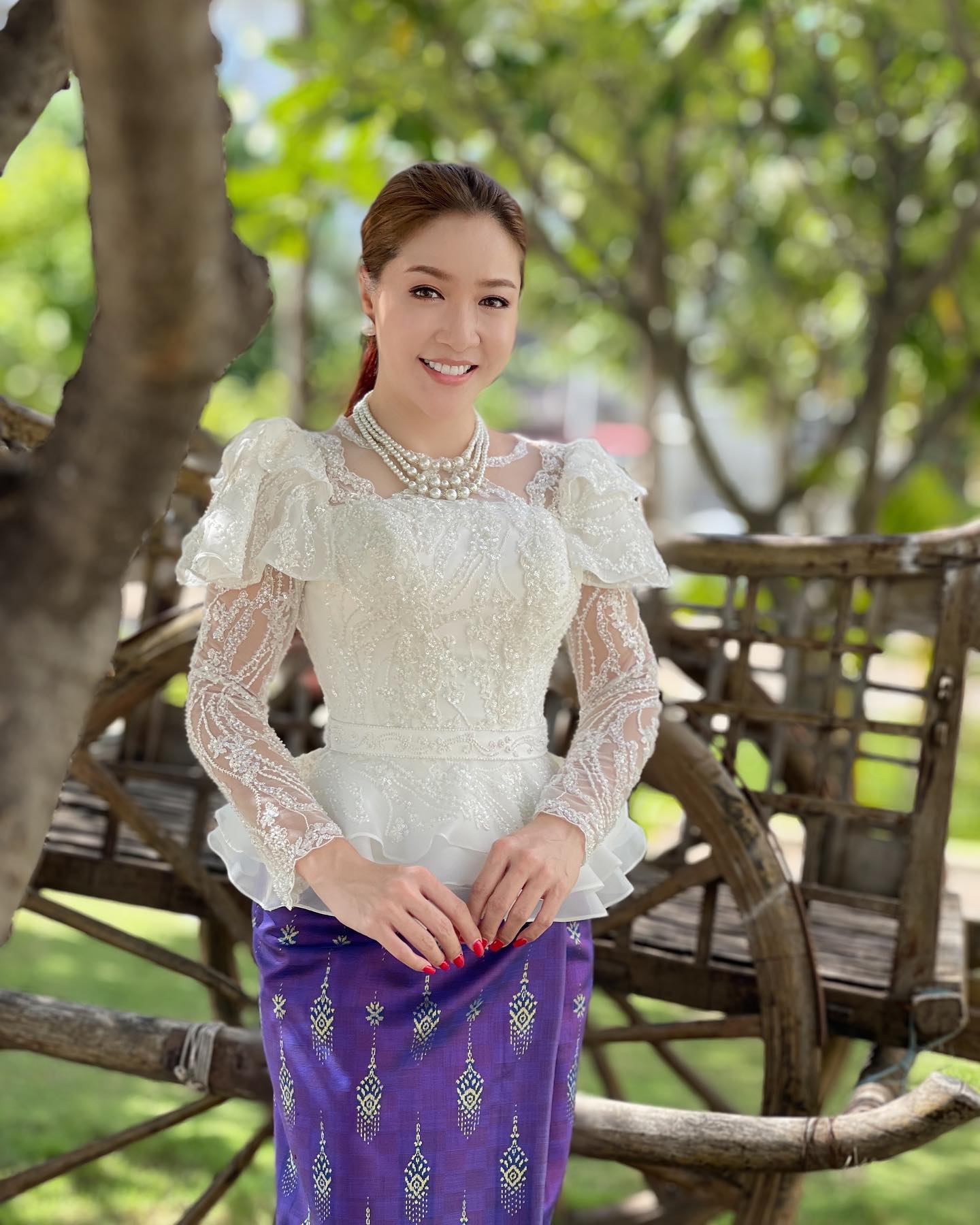 ហេង កែវនីតា ជាមួយនឹងសម្លៀកបំពាក់ បែបប្រពៃណី