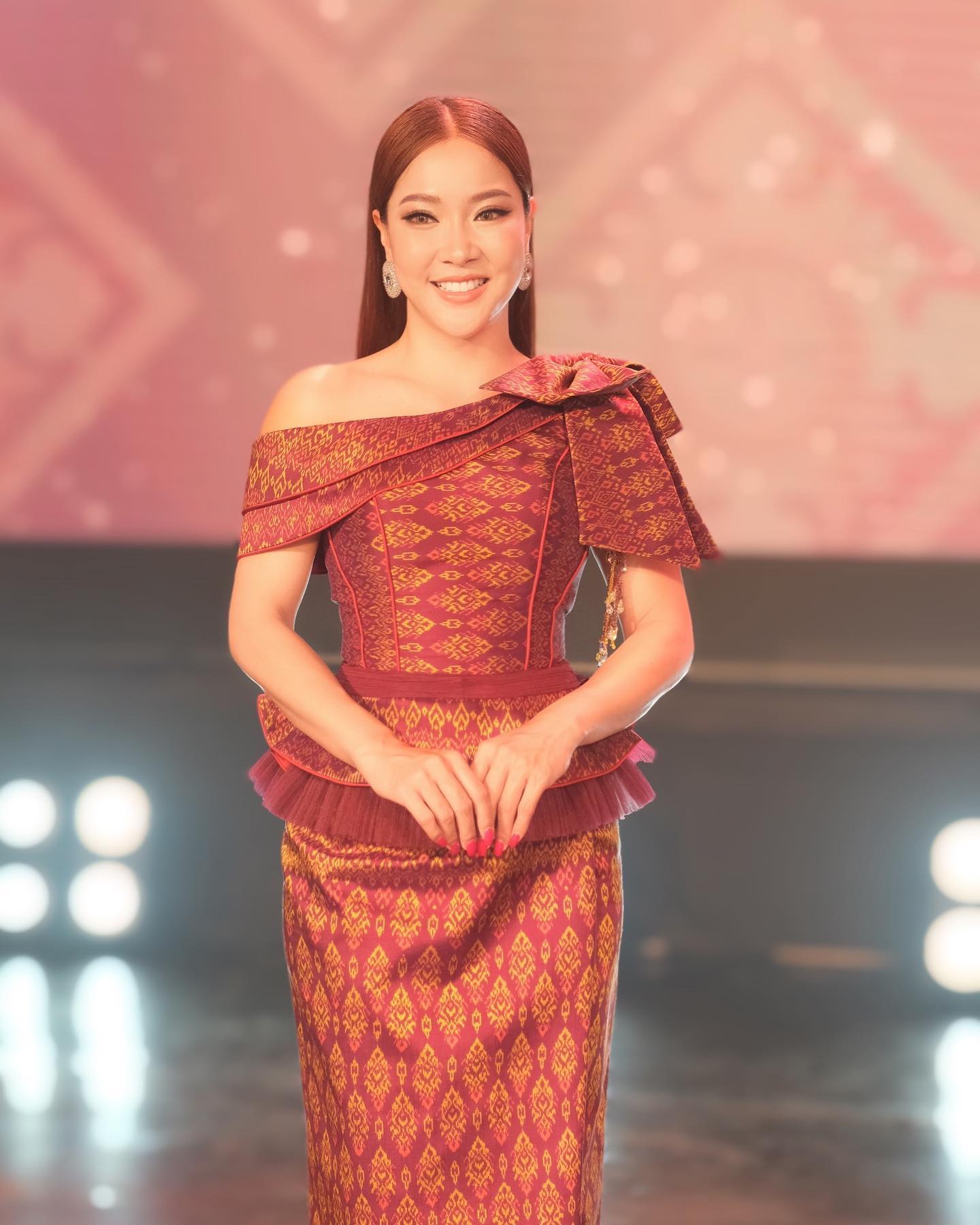 ហេង កែវនីតា ជាមួយនឹងសម្លៀកបំពាក់ បែបប្រពៃណី