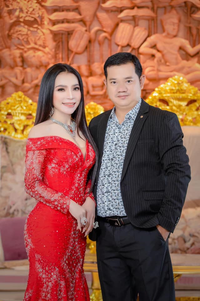 លោកស្រី ទ្រី ដាណា និងស្វាមី