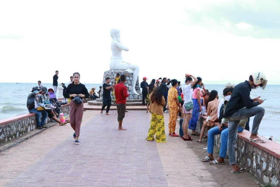ទិដ្ឋភាពភ្ញៀវទេសចរមកលម្ហែកាយនៅឆ្នេរកែប