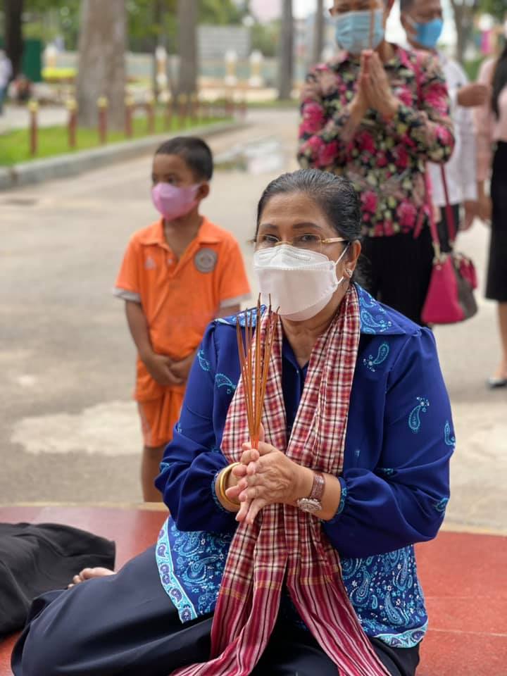 លោកជំទាវ ហ៊ុន ស៊ីណាត