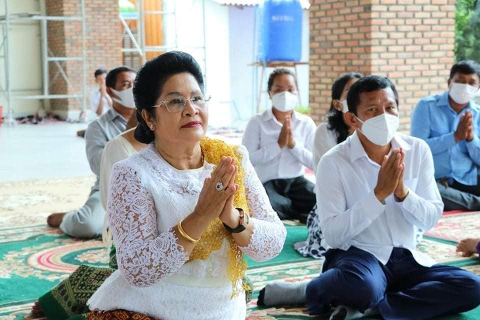 លោកជំទាវ ហ៊ុន ស៊ីណាត