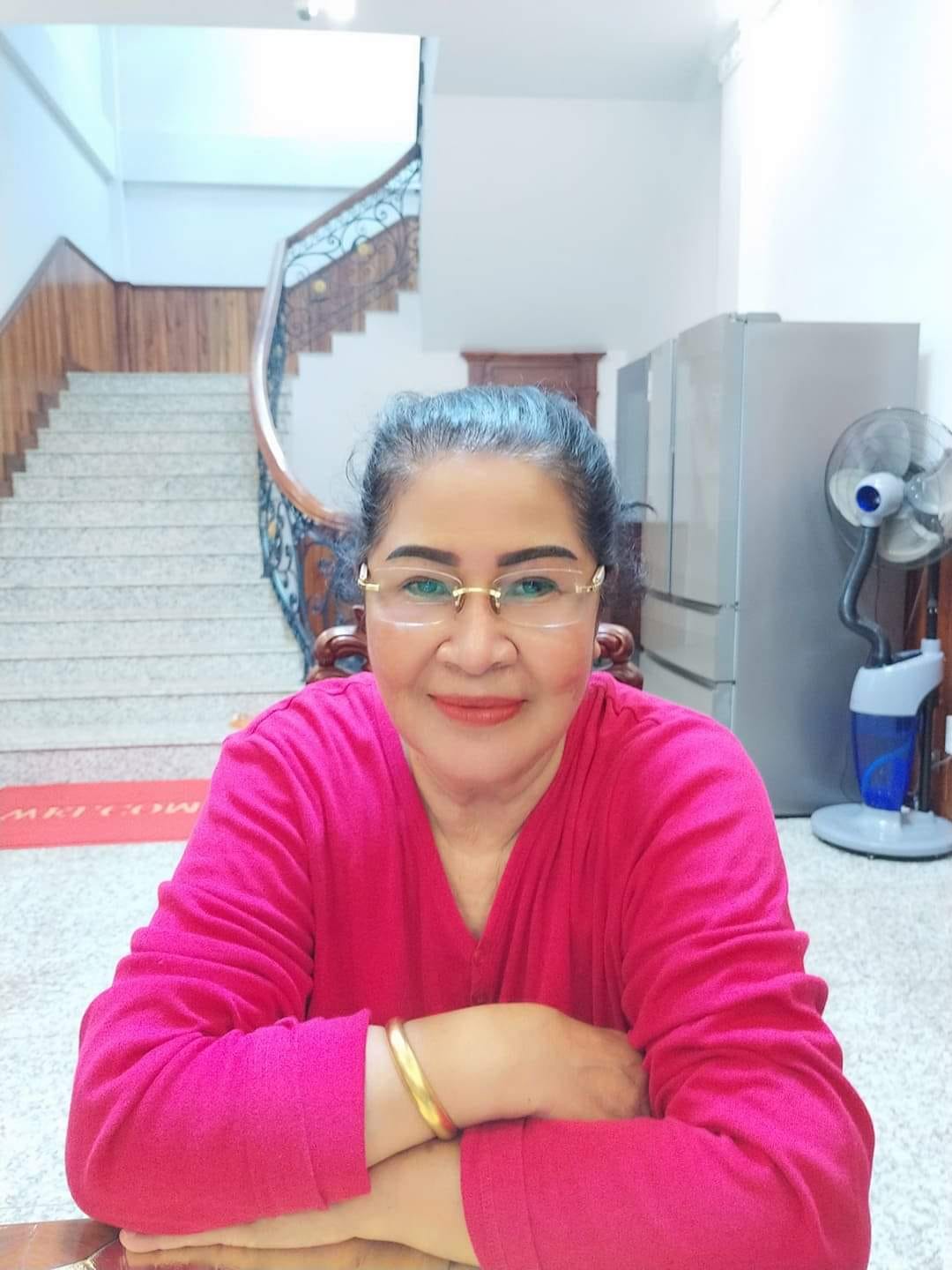 លោកជំទាវ ហ៊ុន ស៊ីណាត