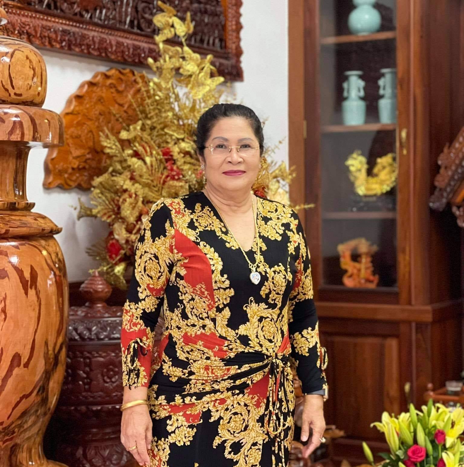លោកជំទាវ ហ៊ុន ស៊ីណាត