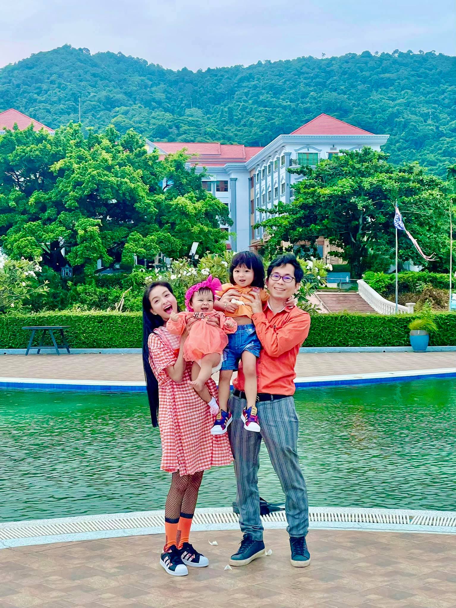 ហង្ស ម៉ារីនី និង គ្រួសារ