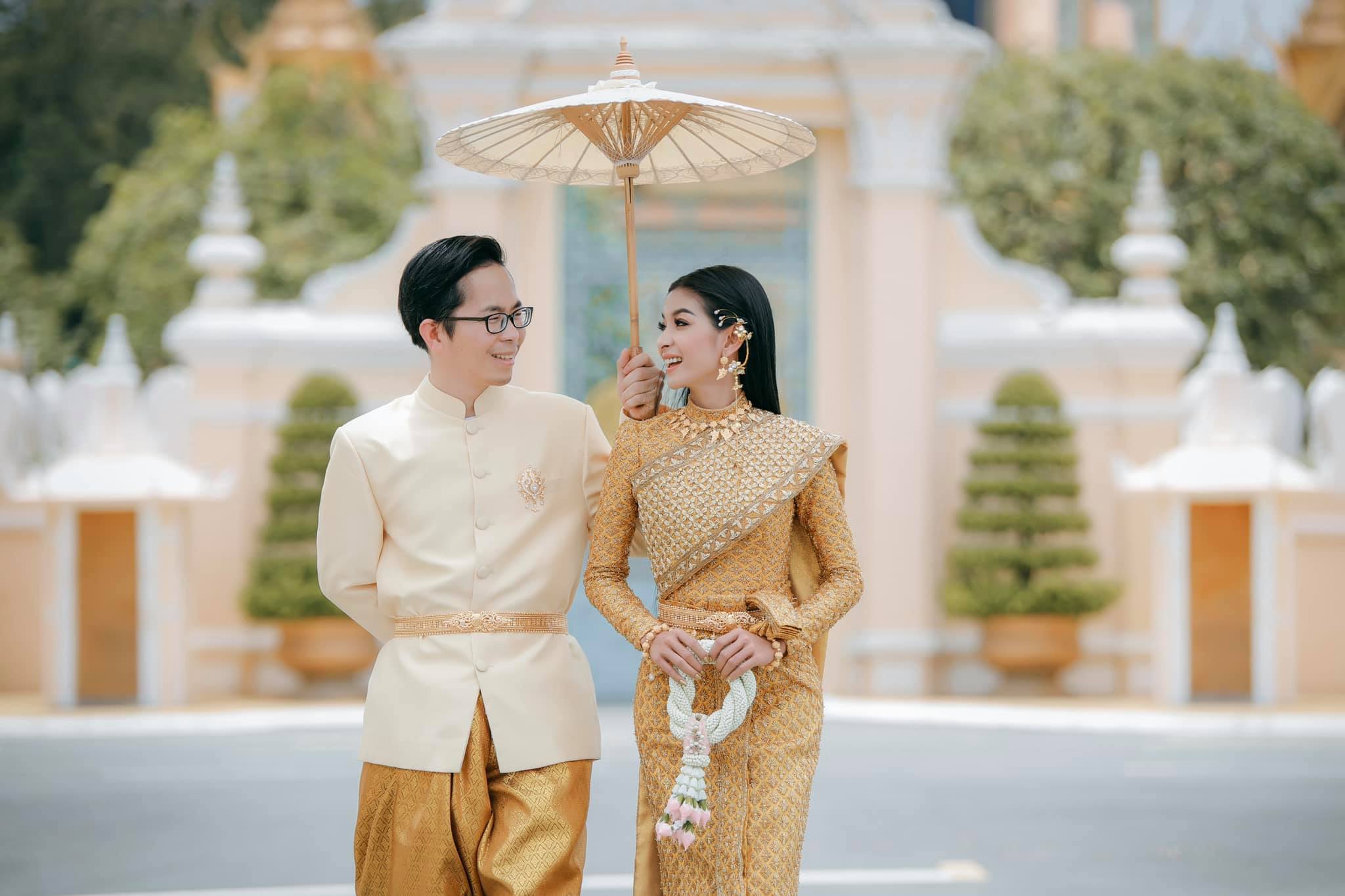 ហង្ស ម៉ារីនី និងស្វាមី