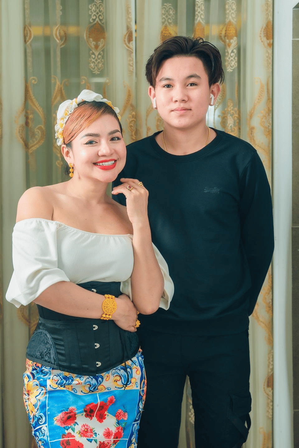 អ្នកនាង ខាត់ សុឃីម និងកូនប្រុស