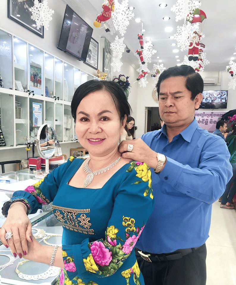 អ្នកស្រី ភី សុគន្ធី និងស្វាមី