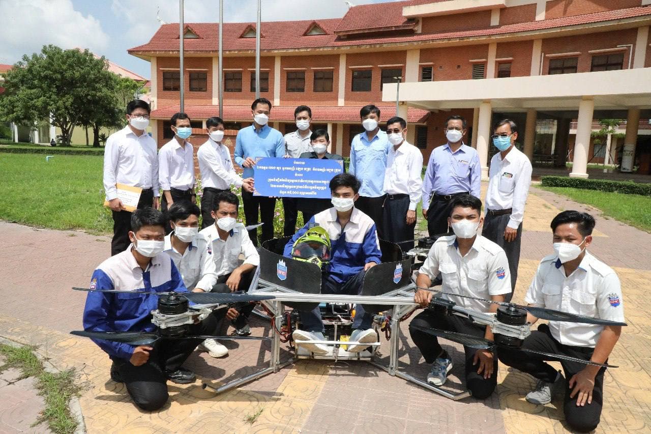 ពិធីប្រគល់អំណោយ