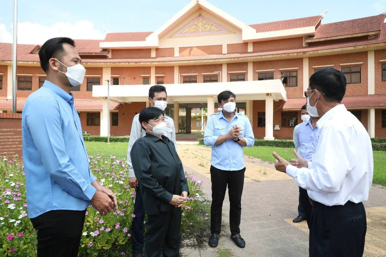 ពិធីប្រគល់អំណោយ