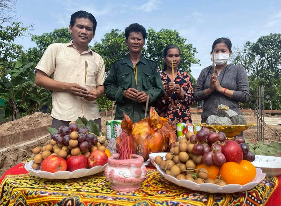 នាយ ពាក់មី និងគ្រួសារ