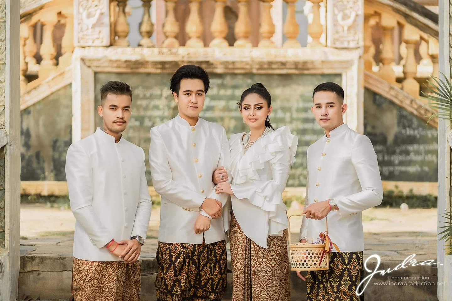 កញ្ញា អេណារ៉ូស&nbsp;និង&nbsp;កក្កដាសុភ័ណ្ឌ&nbsp;
