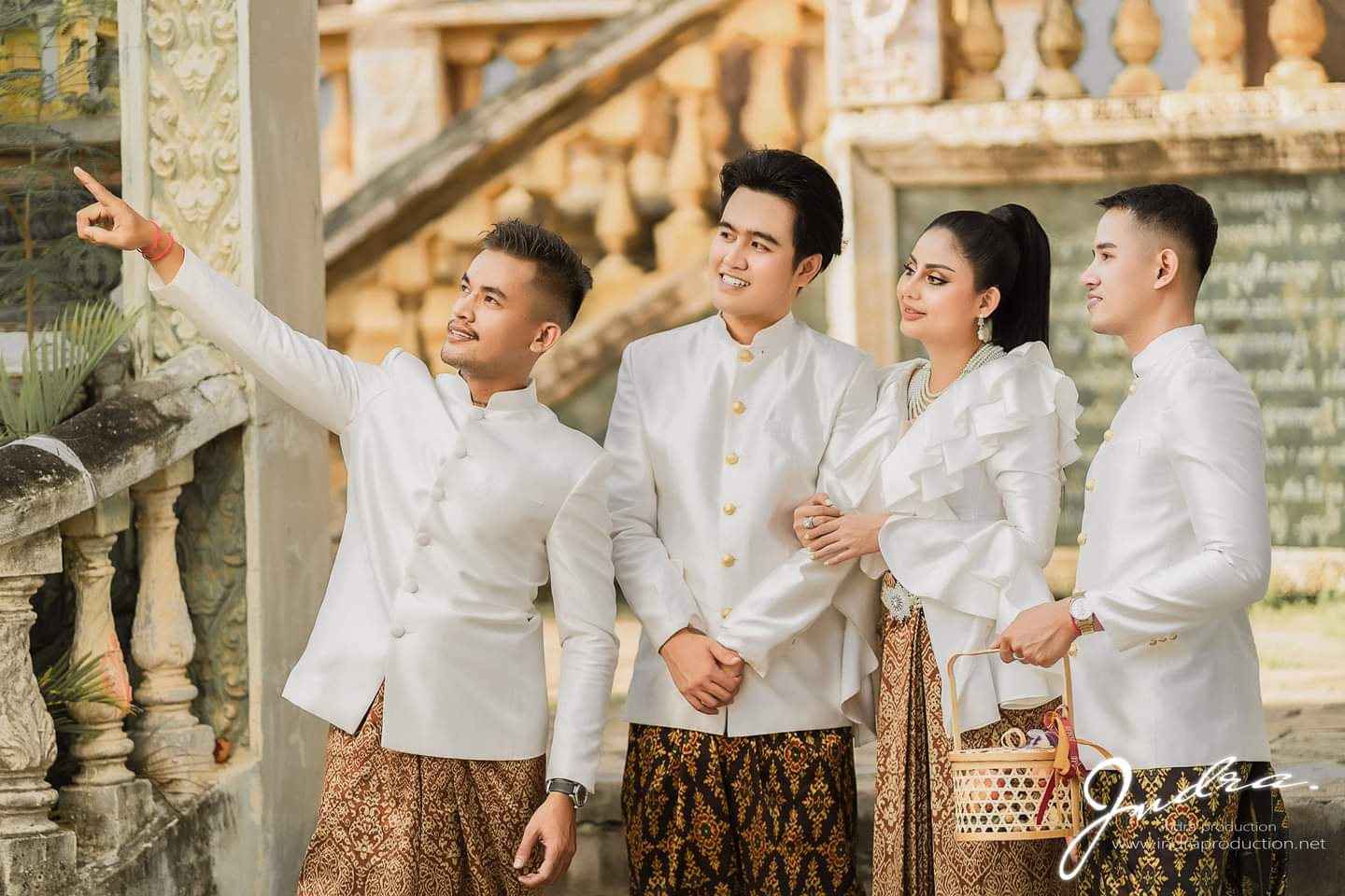 កញ្ញា អេណារ៉ូស&nbsp;និង&nbsp;កក្កដាសុភ័ណ្ឌ&nbsp;