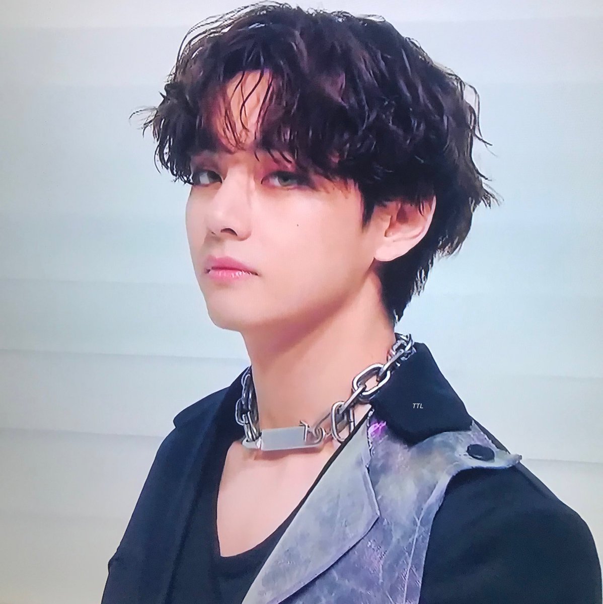 V