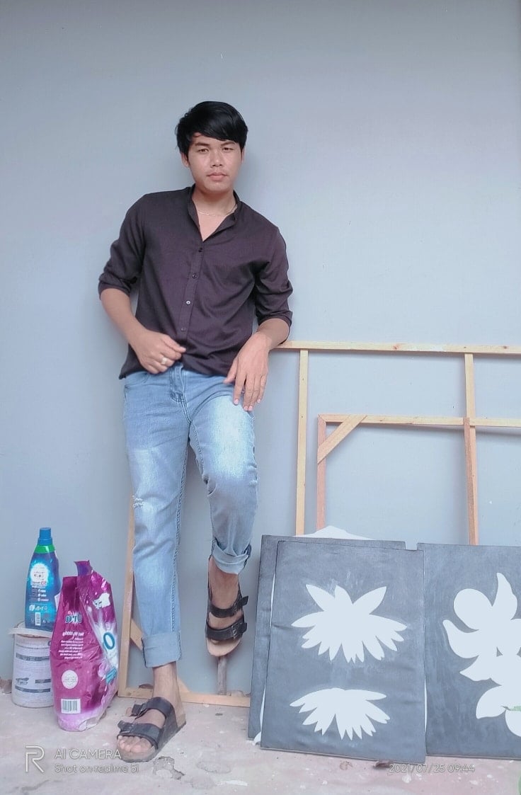 បុរស មានមុខមាត់ស្រដៀងនឹង អ្នកឧកញ៉ា ឡេង ណាវ៉ាត្រា