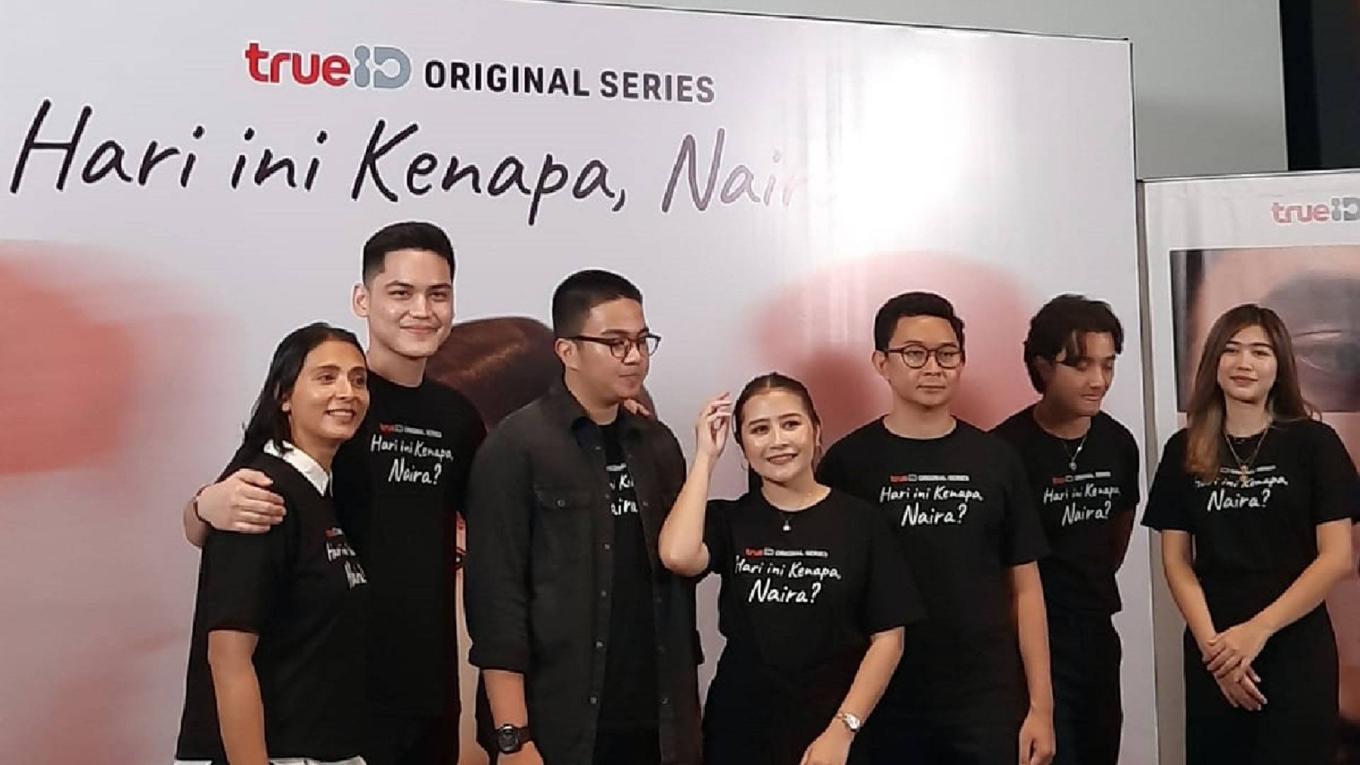 Prilly Latuconsina bersama Umay Shahab (tiga dari kiri) dan cast Hari ini Kenapa, Naira serta Country Manager TrueID, Armando Siahaan