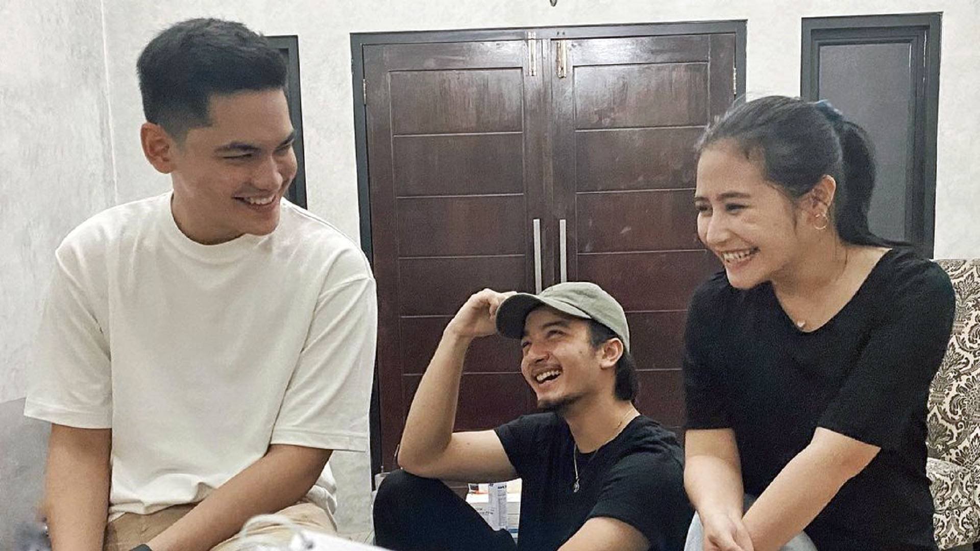 Prilly Latuconsina sebagai Naira dan Irzan Faiq sebagai Rakha