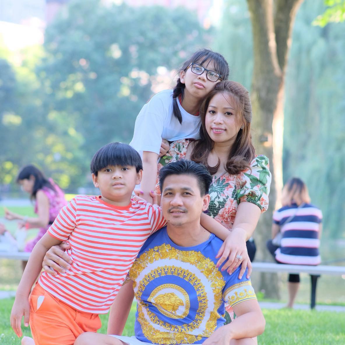&nbsp;លោក ហង្ស ឈា ជាមួយភរិយា និងកូនៗ