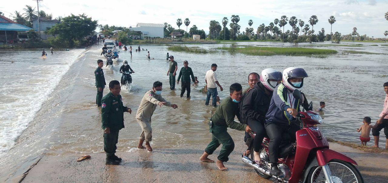 កងកម្លាំងកំំពុងជួយសម្រួលប្រជាពលរដ្ឋ