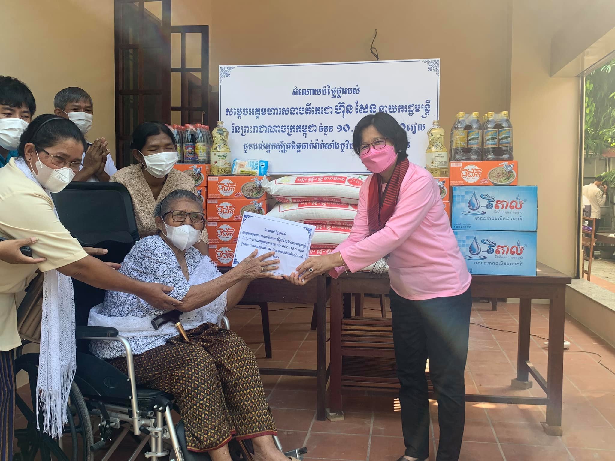 &nbsp; លោកជំទាវ&nbsp;ឱ វណ្ណឌីន និងលោកយាយ សុខ ផាត់&nbsp;