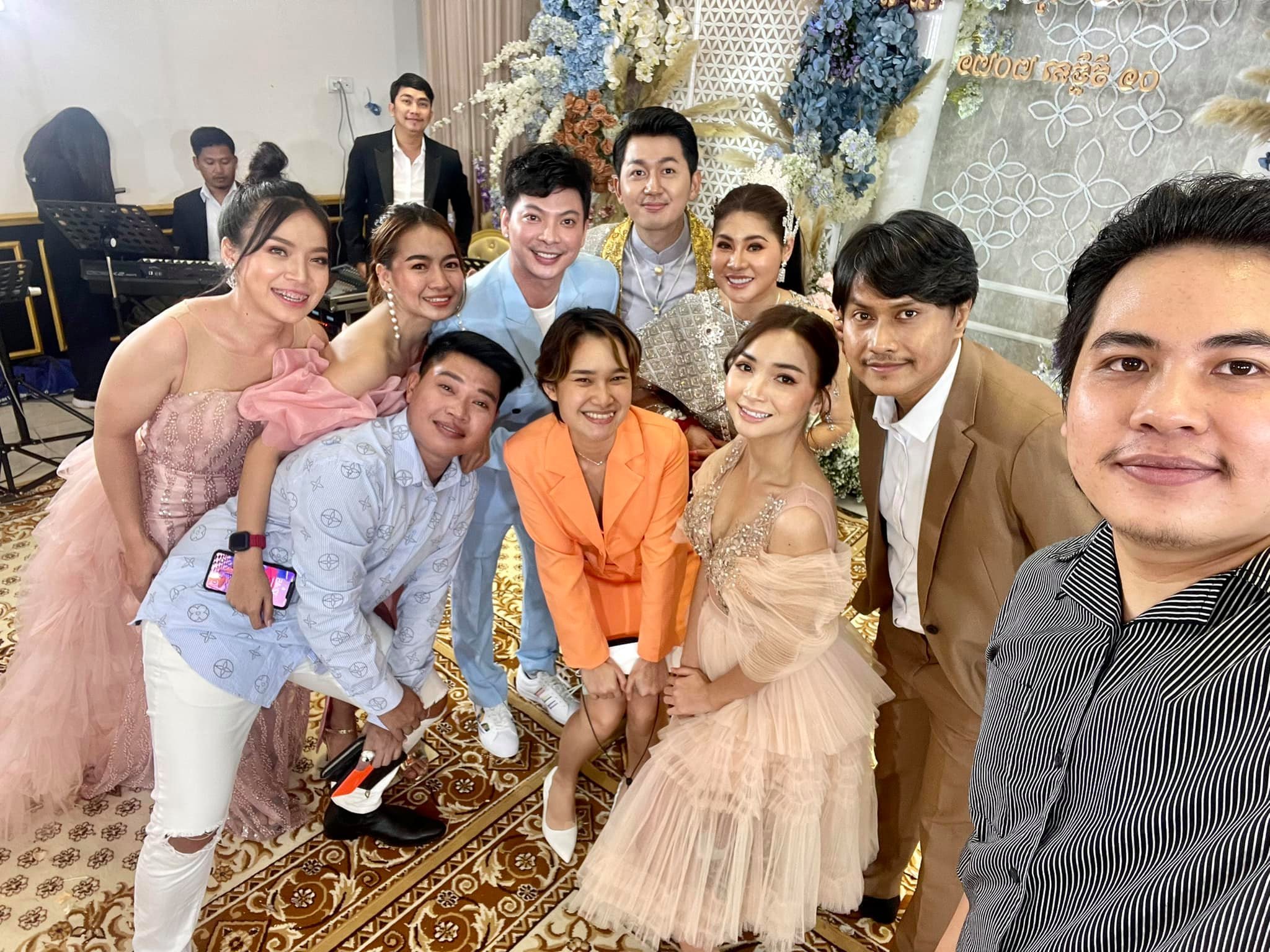 ទិដ្ឋភាពតារាល្បីៗចូលរួមពិធីមង្គលការ លោកសារ៉ាវ៉ាន់