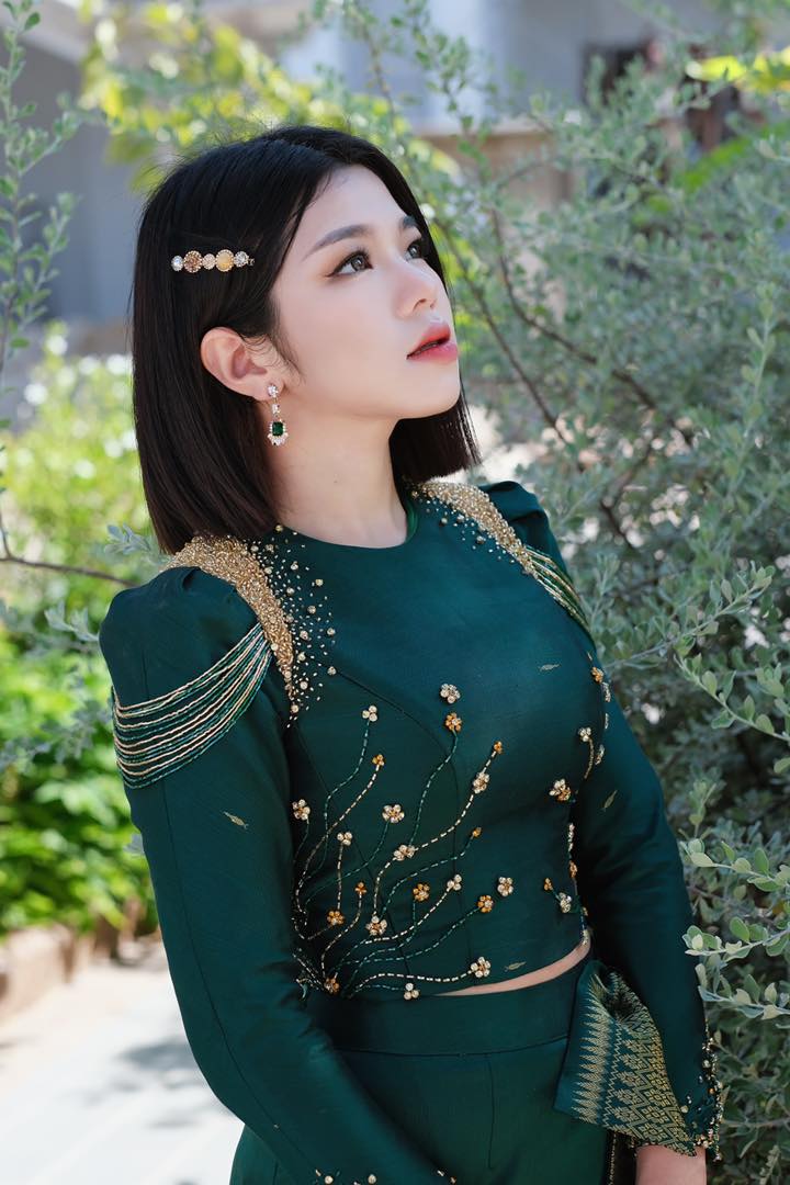 ស្រីនា