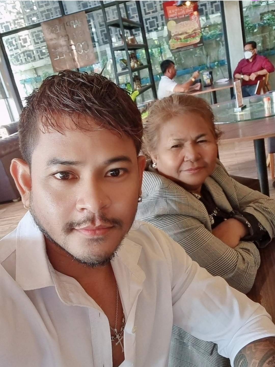 លោកខេម និងម្តាយ