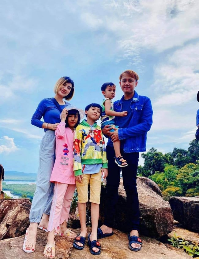 &nbsp; លោក&nbsp;មង្គល ទីណា និងគ្រួសារ