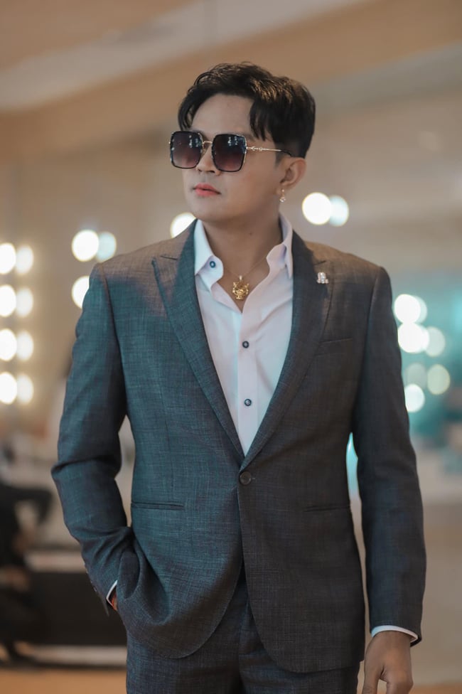 &nbsp; តារាចម្រៀងប្រុស&nbsp;ខេមរៈ សិរីមន្ត