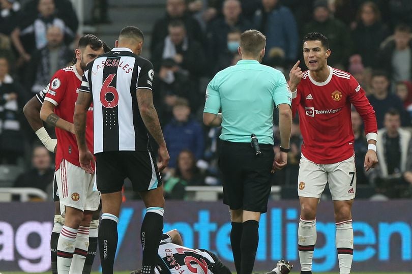 ខ្សែបម្រើ Bruno Fernades និង Cristiano Ronaldo&nbsp;&nbsp;តវ៉ាអាជ្ញាកណ្ដាល