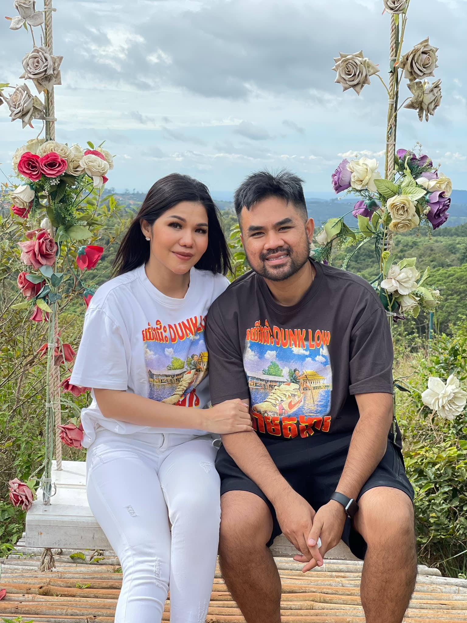 &nbsp; &nbsp;តារាចម្រៀងស្រី&nbsp;មាស សុខសោភា និងស្វាមី