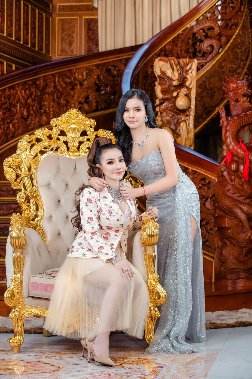 ទ្រី ដាណា និងកូនស្រី
