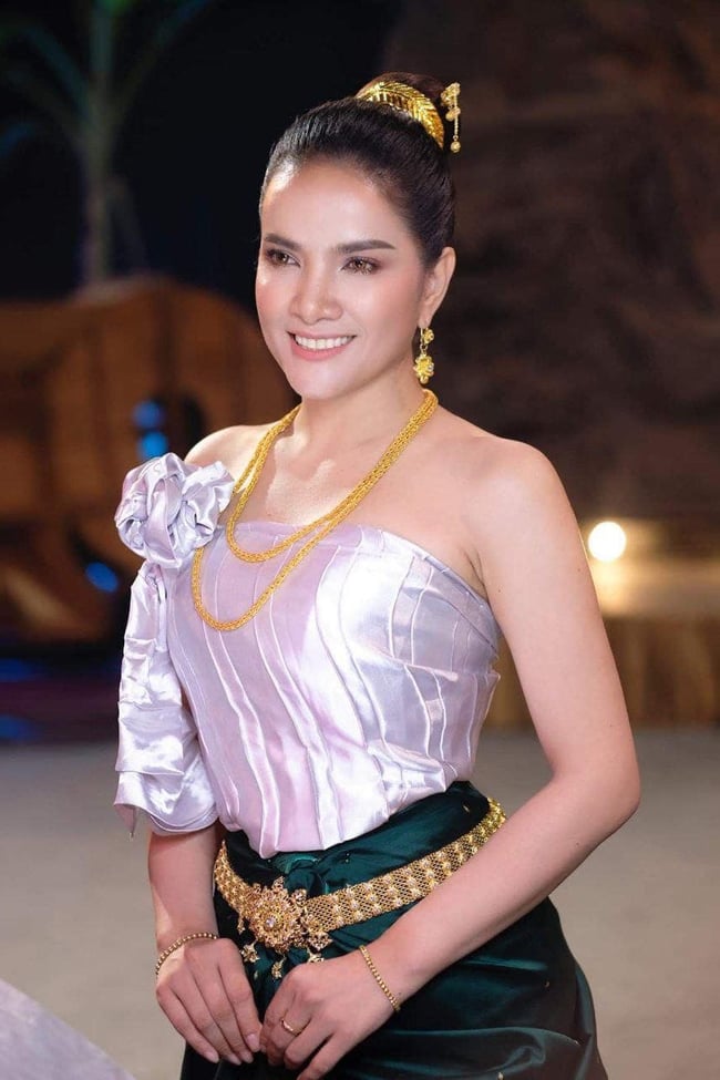 &nbsp; &nbsp;តារាចម្រៀងស្រី&nbsp;ពេជ្រ សោភា