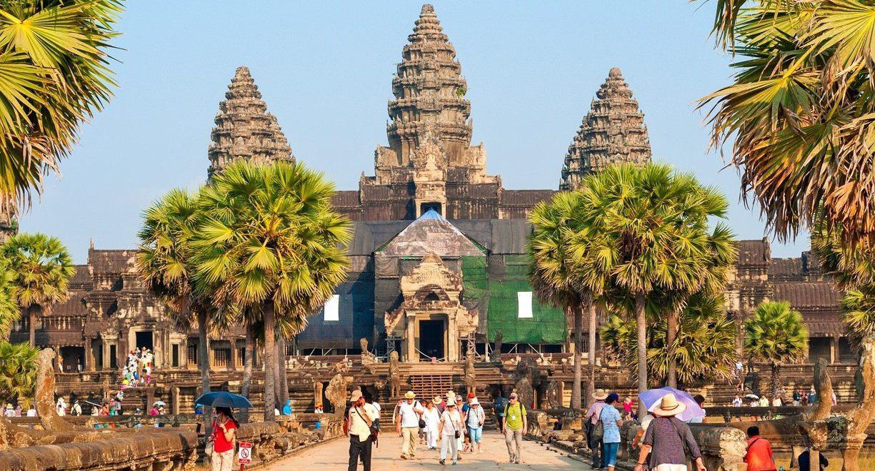 ភ្ញៀវទេសចរណ៍មកកម្សាន្តនៅប្រាសាទអង្គរវត្ត