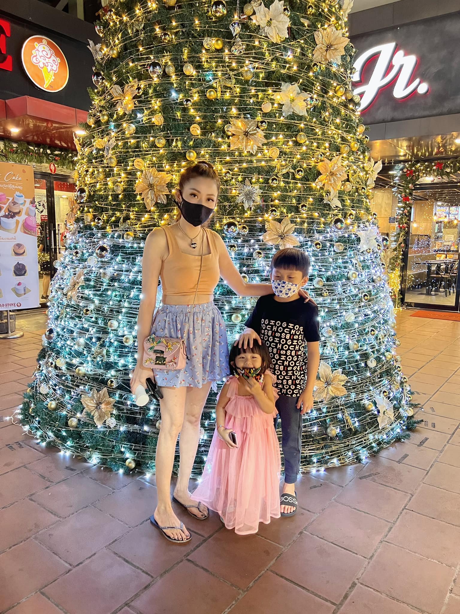 &nbsp; &nbsp;អ្នកនាង ដេត ម៉ាលីណា និងកូនៗ