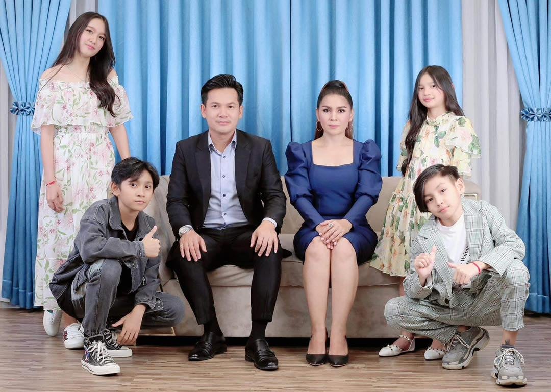 &nbsp; តារាច​ម្រៀងប្រុស ខាន់ ជេមស៍ និងគ្រួសារ