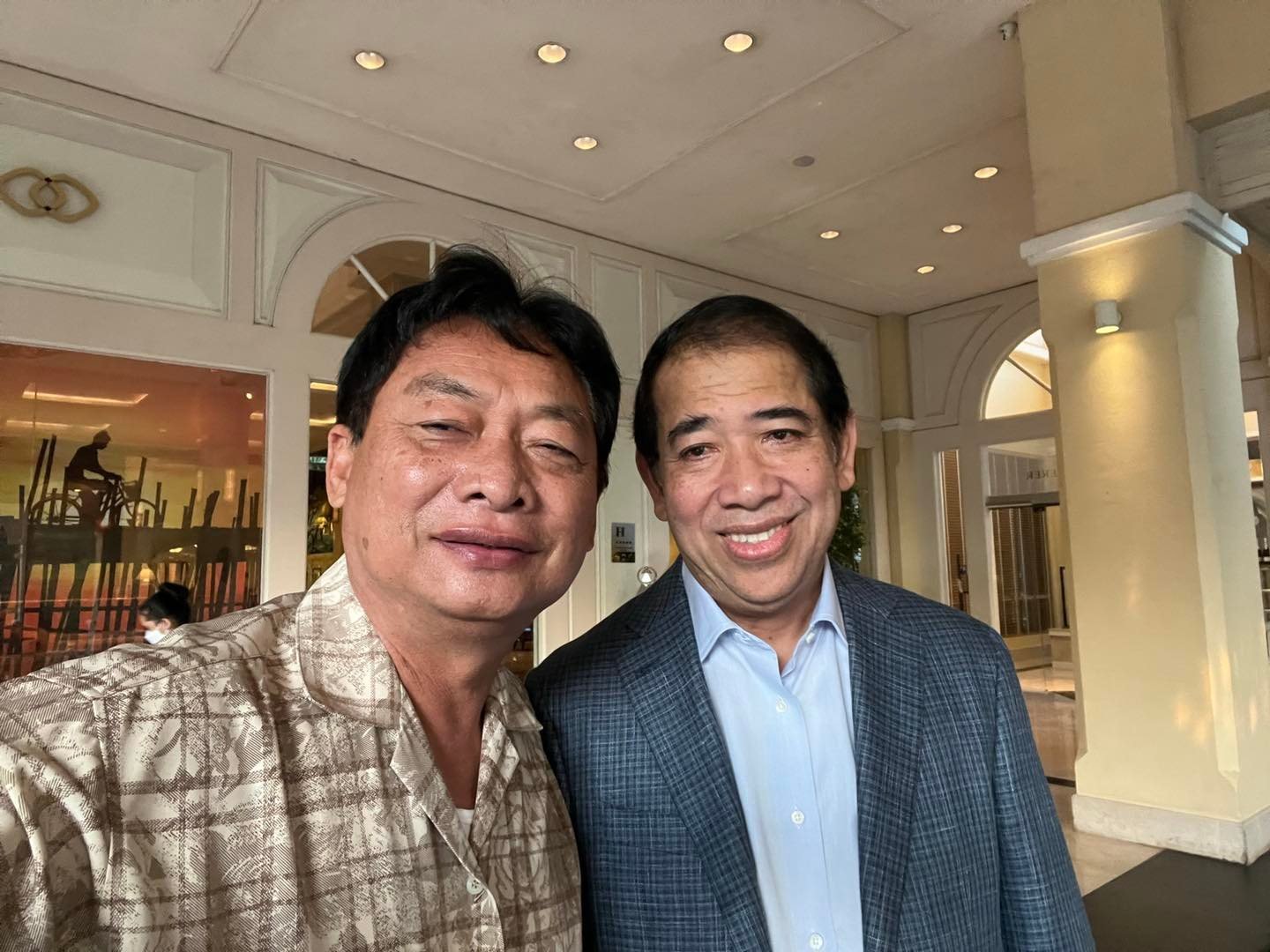 &nbsp; &nbsp; ឯកឧត្តមបណ្ឌិត&nbsp;ម៉ុង ឬទ្ធី (នៅខាងឆ្វេង)