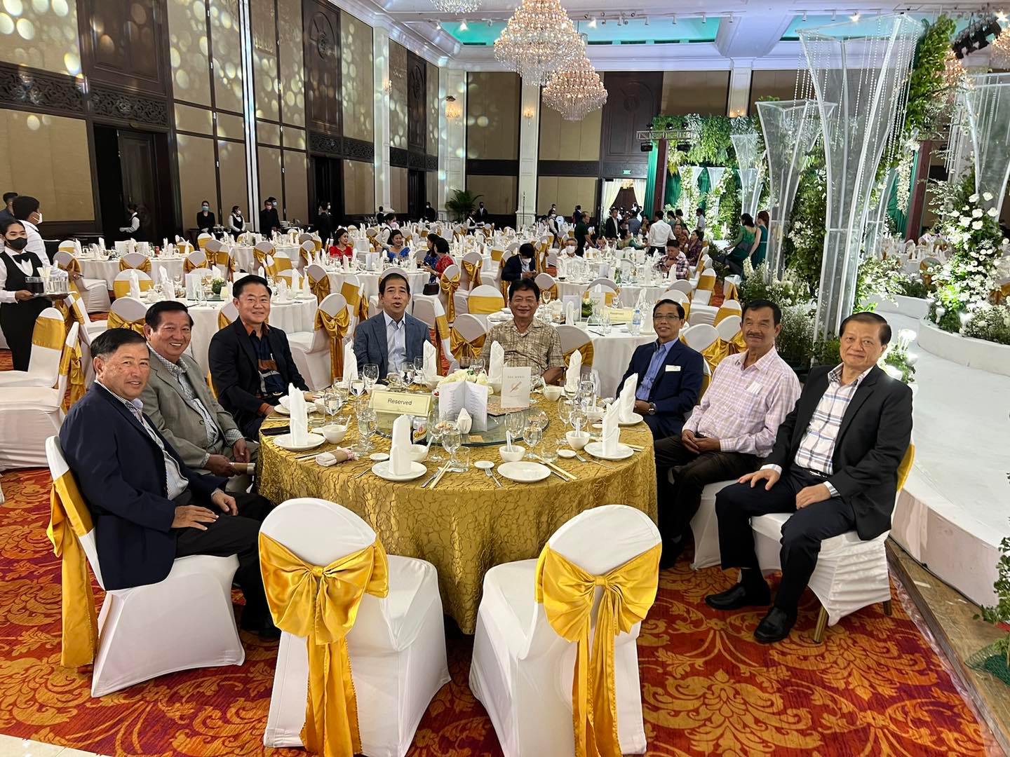 &nbsp; &nbsp; ឯកឧត្តមបណ្ឌិត&nbsp;ម៉ុង ឬទ្ធី (អង្គុយកណ្តាលសម្លៀកបំពាក់អាវការ៉ូដៃខ្លី)