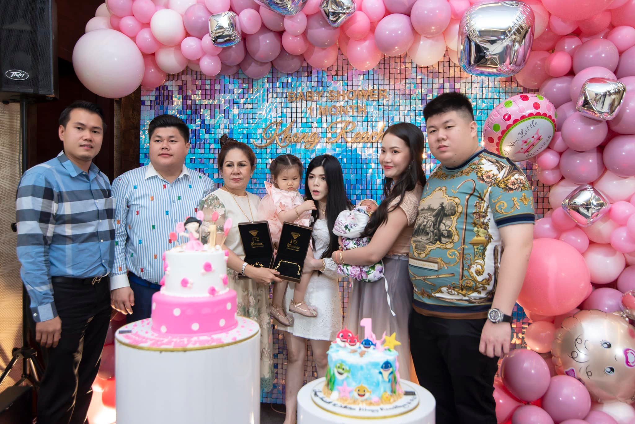លោក ឌួង ឆាយ និងគ្រួសារ