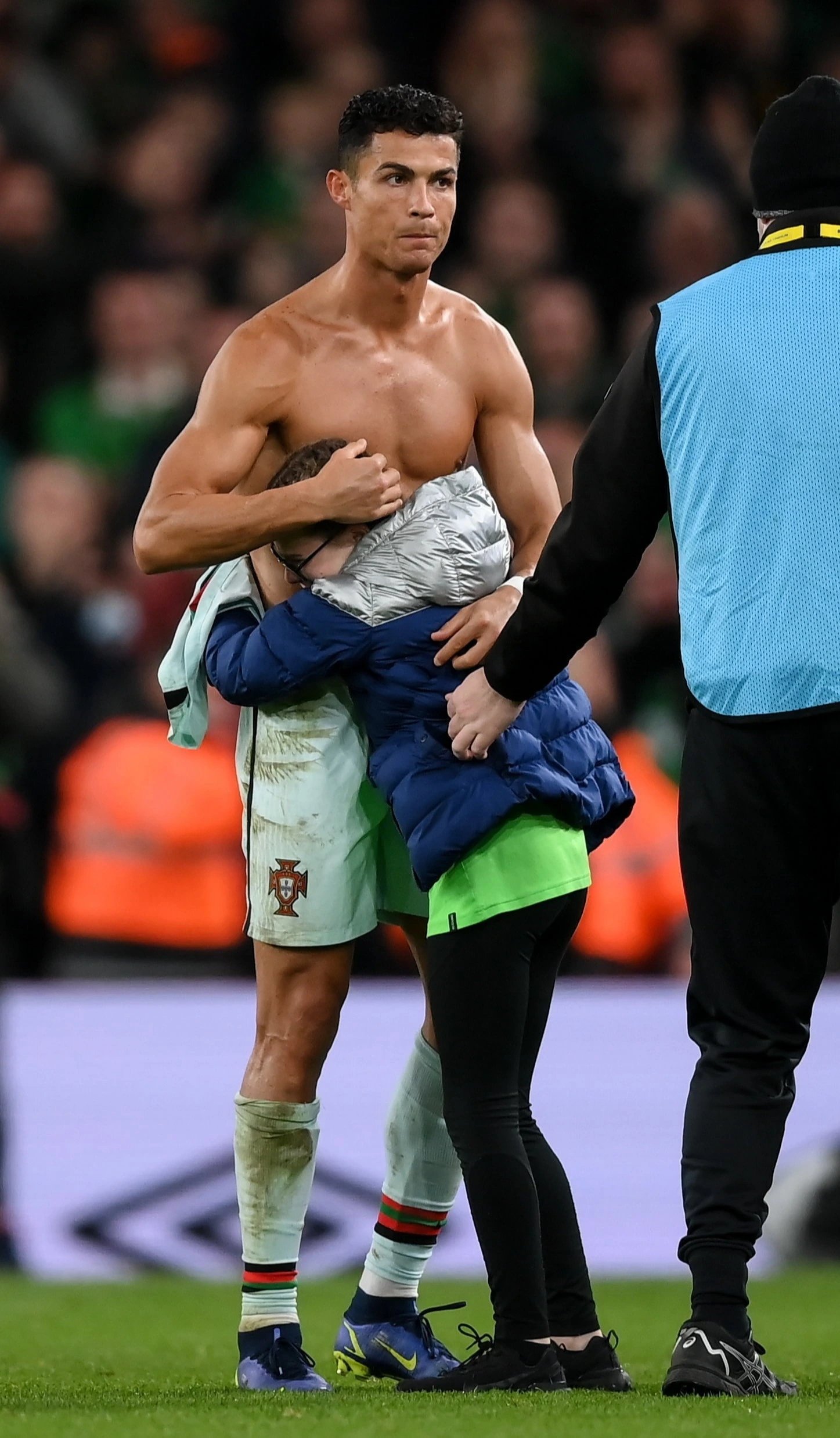 &nbsp; ខ្សែប្រយុទ្ធ&nbsp;Cristiano Ronaldo ជូន​​អាវទៅ​​​អ្នកគាំទ្រ<br>