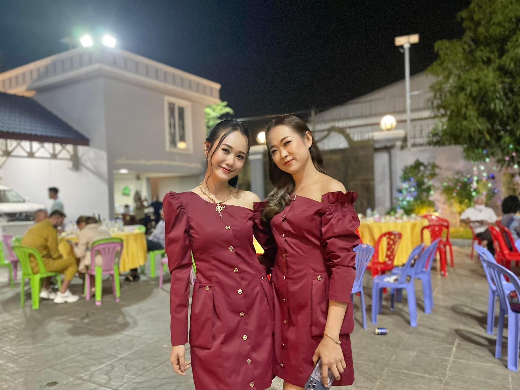 អ៊ីវ៉ា និងប្អូនស្រី